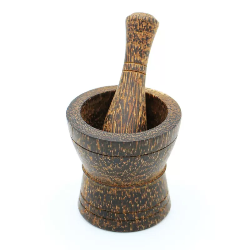 Élégant mortier en bois et son pilon, pour révéler toute la richesse de vos épices.